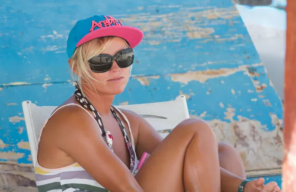 Kiter in an Aruba cap relaxing at the shack